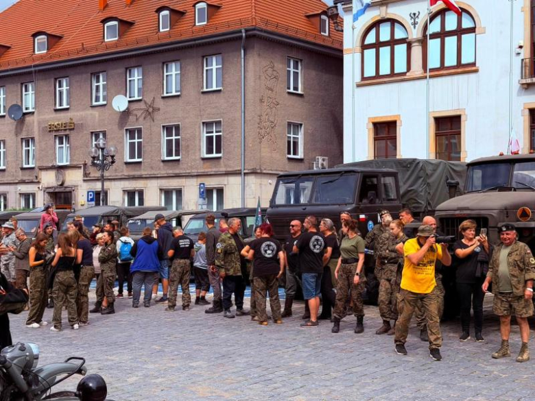 Zabytkowe pojazdy militarne wjechały na ziębicki rynek