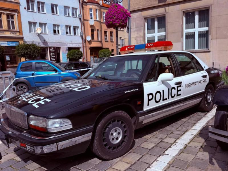 Zabytkowe pojazdy militarne wjechały na ziębicki rynek