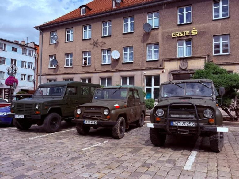 Zabytkowe pojazdy militarne wjechały na ziębicki rynek