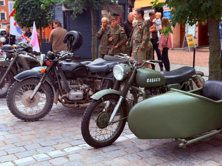 Zabytkowe pojazdy militarne wjechały na ziębicki rynek