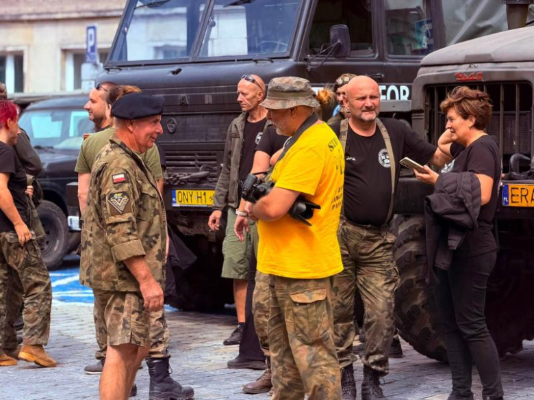 Zabytkowe pojazdy militarne wjechały na ziębicki rynek