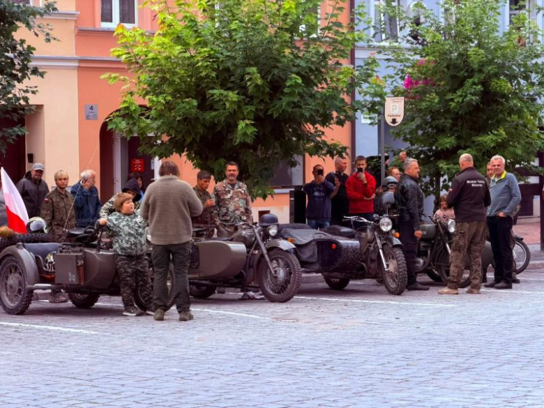 Zabytkowe pojazdy militarne wjechały na ziębicki rynek