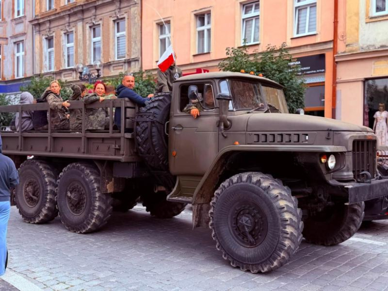 Zabytkowe pojazdy militarne wjechały na ziębicki rynek