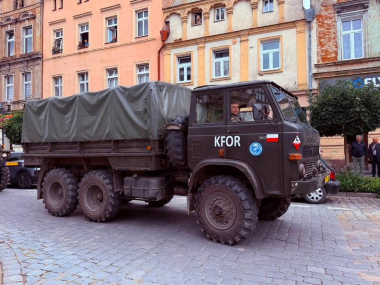 Zabytkowe pojazdy militarne wjechały na ziębicki rynek
