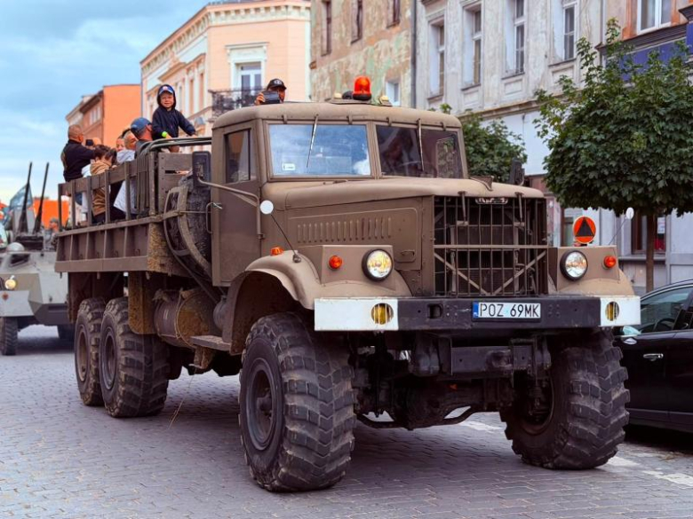 Zabytkowe pojazdy militarne wjechały na ziębicki rynek