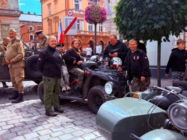 Zabytkowe pojazdy militarne wjechały na ziębicki rynek