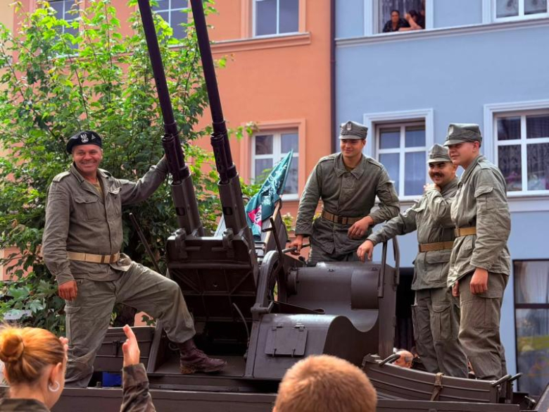 Zabytkowe pojazdy militarne wjechały na ziębicki rynek