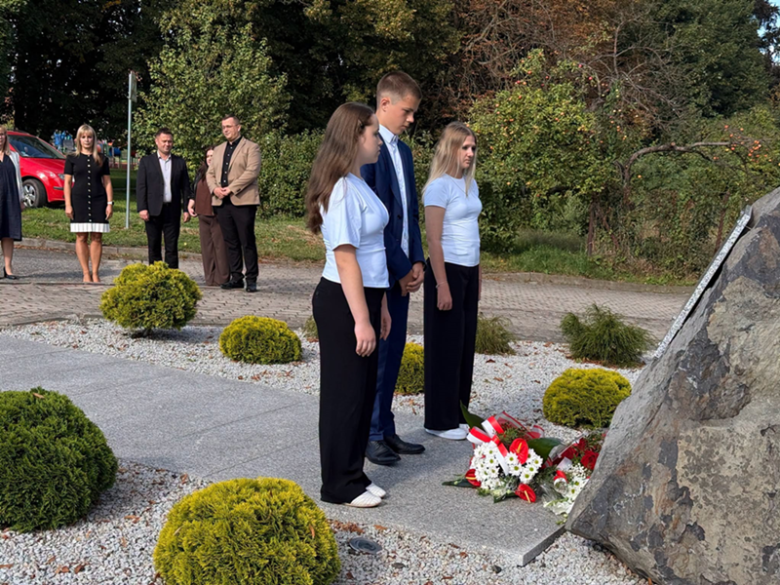 W Ciepłowodach złożono kwiaty pod pomnikiem ofiar II wojny światowej