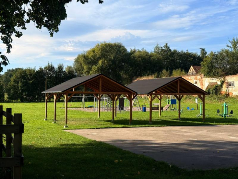 Dwie nowe altany stanęły przy świetlicy w Niedźwiedniku
