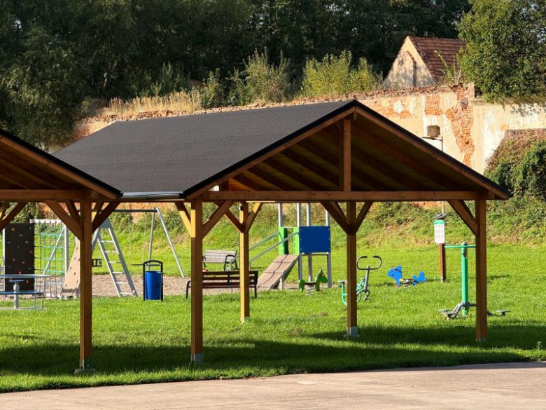 Dwie nowe altany stanęły przy świetlicy w Niedźwiedniku