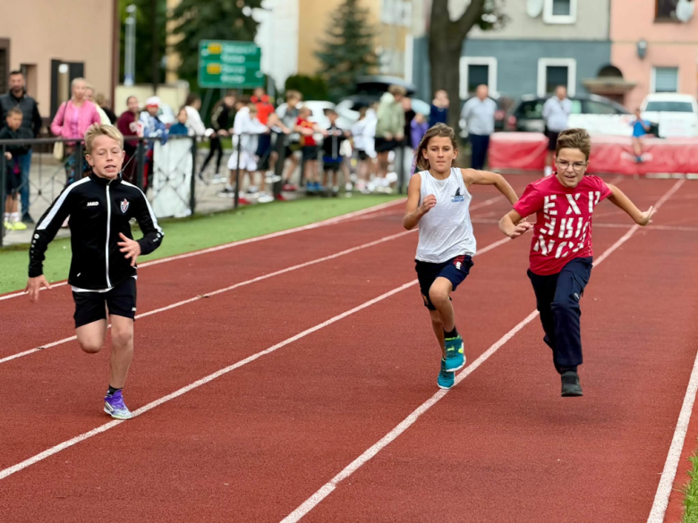 Na Stadionie Miejskim w Ziębicach odbył się III Miting Lekkoatletyczny „Witaj Szkoło”. Uczniowie ryw