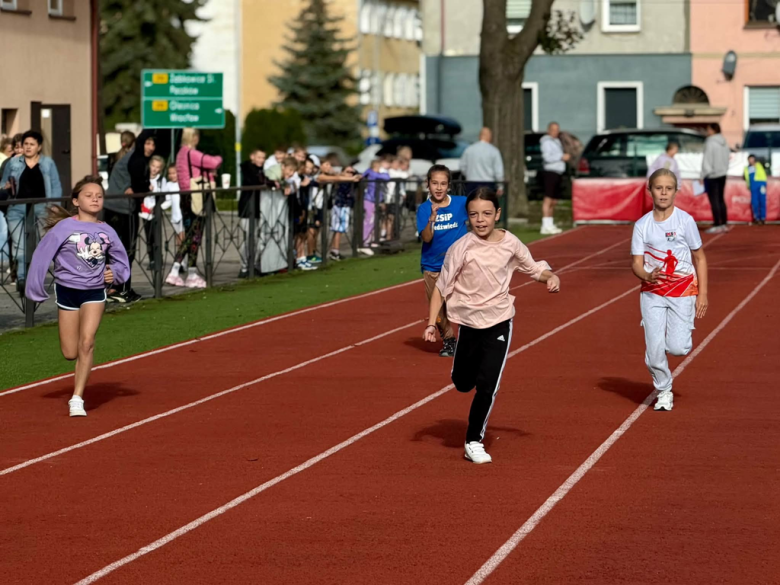 Na Stadionie Miejskim w Ziębicach odbył się III Miting Lekkoatletyczny „Witaj Szkoło”. Uczniowie ryw