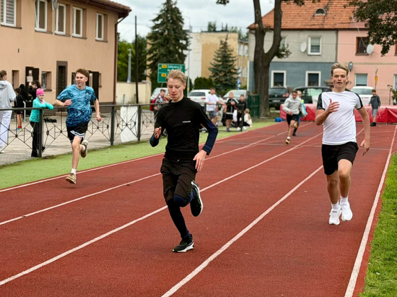 Na Stadionie Miejskim w Ziębicach odbył się III Miting Lekkoatletyczny „Witaj Szkoło”. Uczniowie ryw