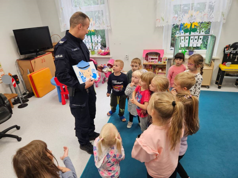 Bezpieczna droga do szkoły. Policjanci spotkali się z najmłodszymi