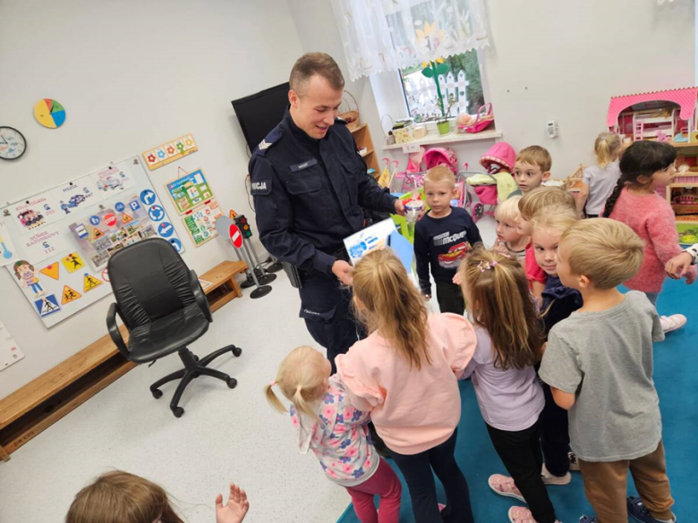 Bezpieczna droga do szkoły. Policjanci spotkali się z najmłodszymi
