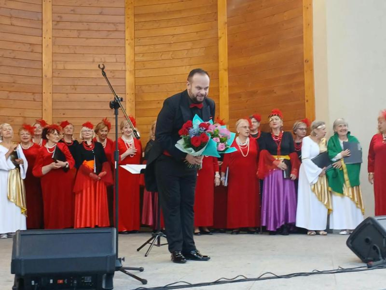 Muzyczne popołudnie w parku miejskim. Wrocławski Chór Seniora wystąpił w Złotym Stoku
