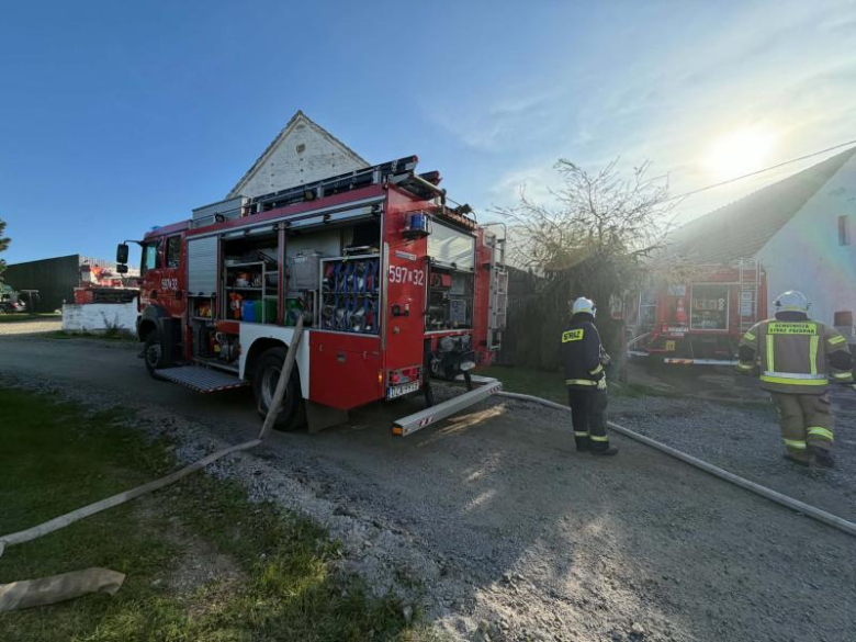 Pożar szopy w Różanej. 55-latka z oparzeniami trafiła do szpitala