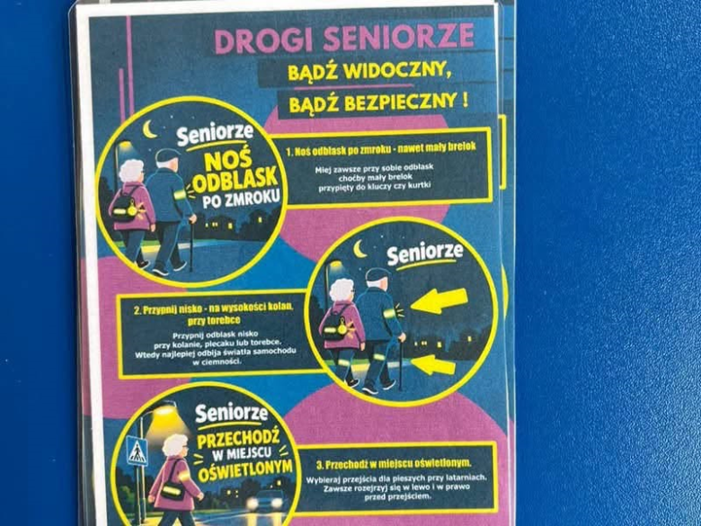 Uczniowie i policjanci rozmawiali z seniorami o bezpieczeństwie na drodze