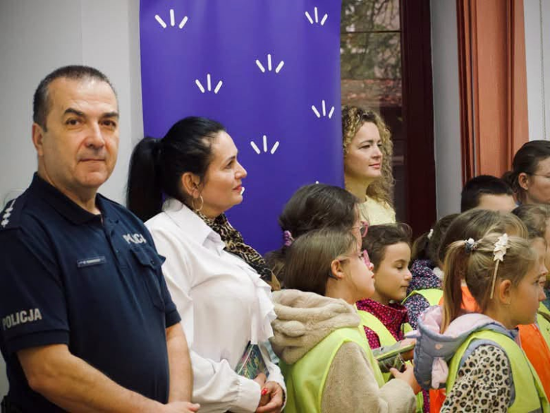 Uczniowie i policjanci rozmawiali z seniorami o bezpieczeństwie na drodze