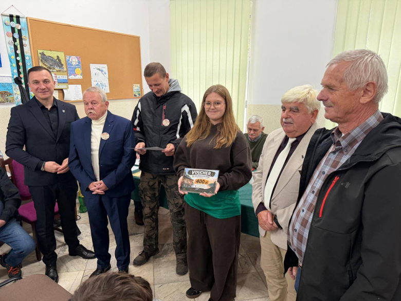 Młodzi wędkarze wyróżnieni podczas zebrania koła PZW w Kamieńcu Ząbkowickim