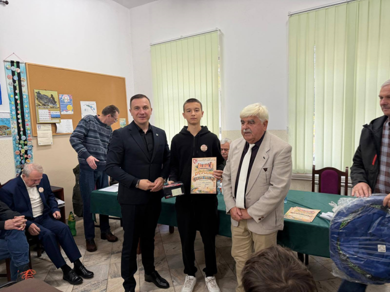 Młodzi wędkarze wyróżnieni podczas zebrania koła PZW w Kamieńcu Ząbkowickim