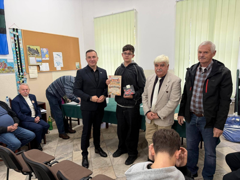 Młodzi wędkarze wyróżnieni podczas zebrania koła PZW w Kamieńcu Ząbkowickim