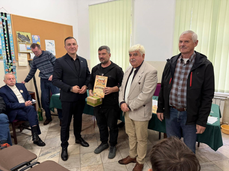 Młodzi wędkarze wyróżnieni podczas zebrania koła PZW w Kamieńcu Ząbkowickim