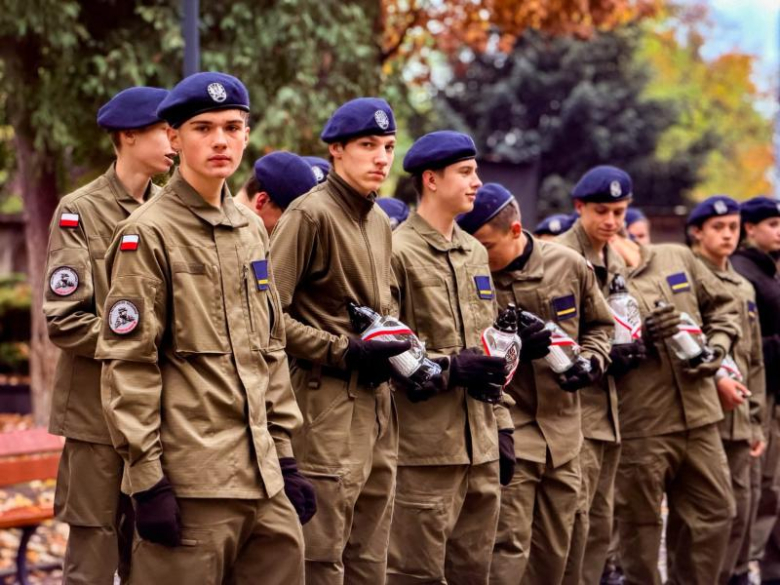 Zapalili znicze na 50 grobach. Uczcili pamięć kombatantów i powstańców warszawskich