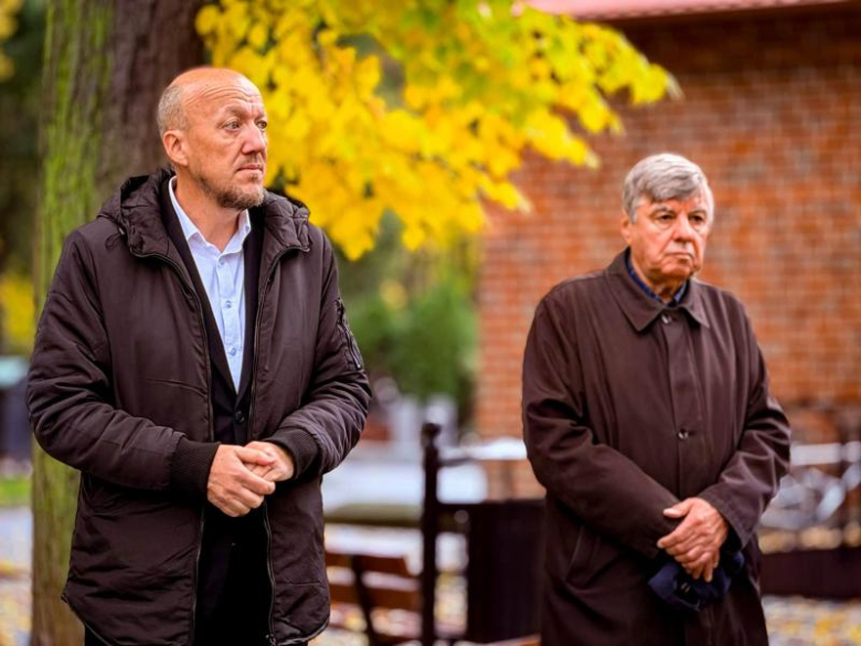 Zapalili znicze na 50 grobach. Uczcili pamięć kombatantów i powstańców warszawskich