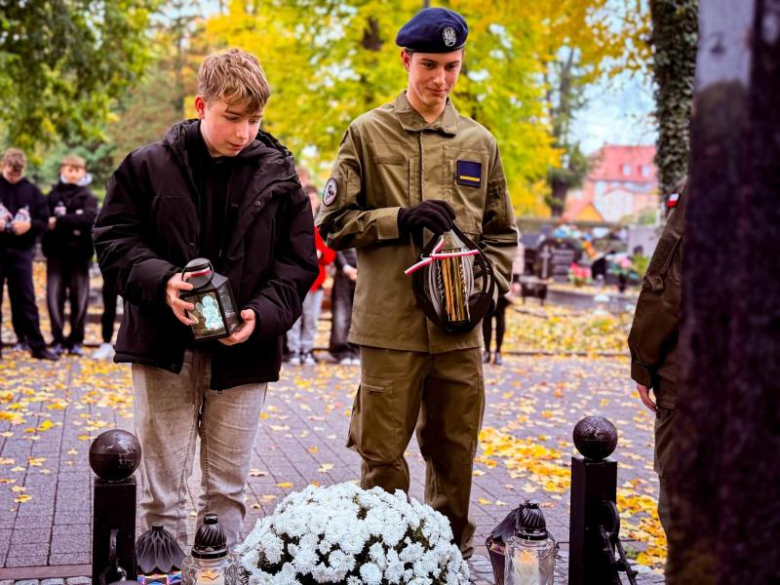 Zapalili znicze na 50 grobach. Uczcili pamięć kombatantów i powstańców warszawskich