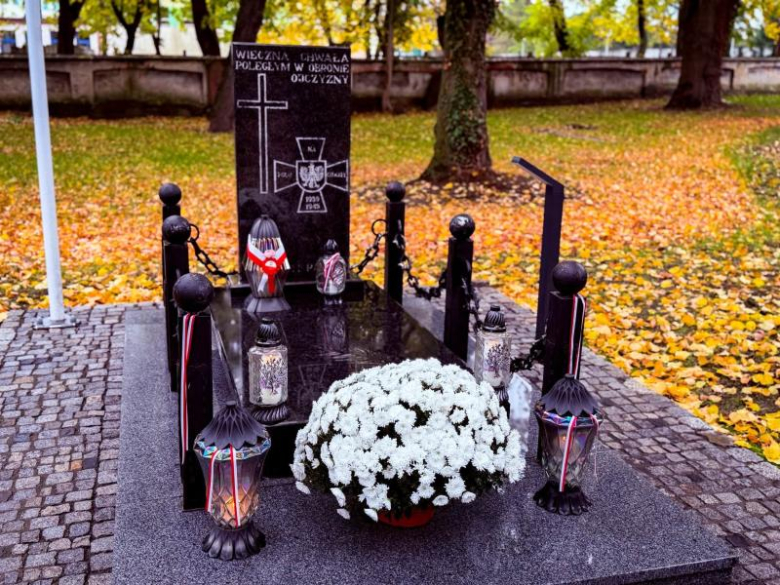 Zapalili znicze na 50 grobach. Uczcili pamięć kombatantów i powstańców warszawskich