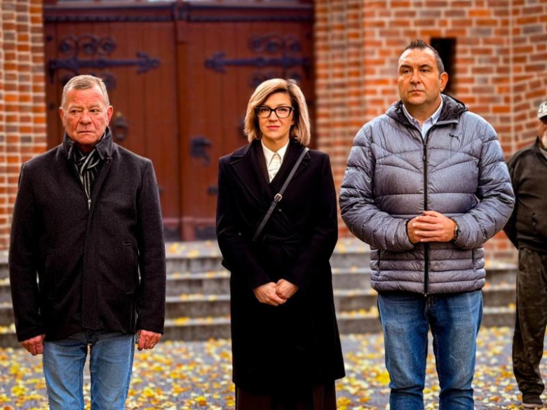 Zapalili znicze na 50 grobach. Uczcili pamięć kombatantów i powstańców warszawskich