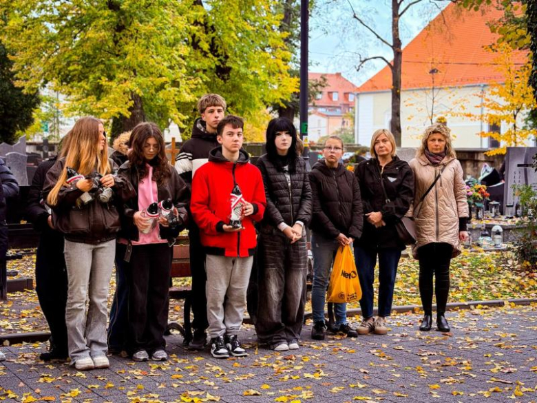 Zapalili znicze na 50 grobach. Uczcili pamięć kombatantów i powstańców warszawskich