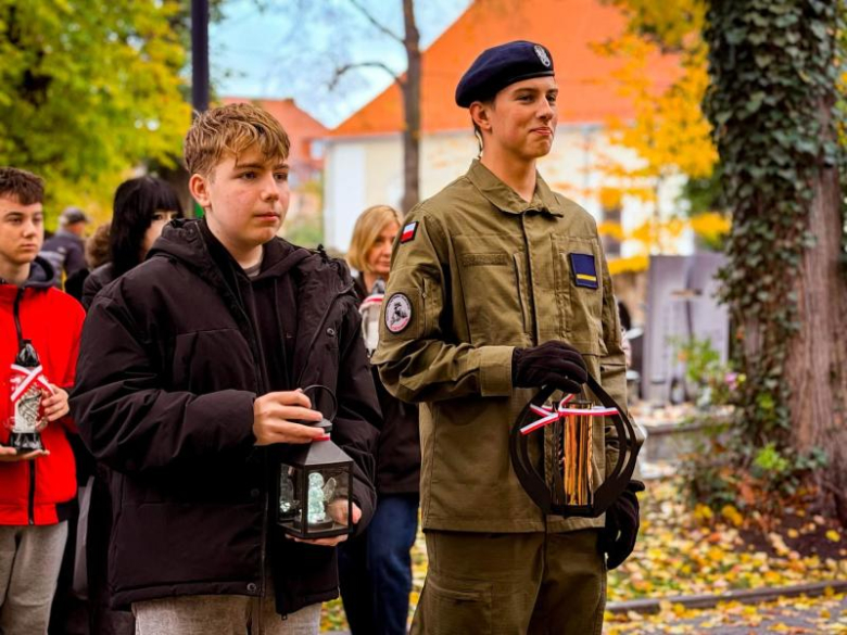 Zapalili znicze na 50 grobach. Uczcili pamięć kombatantów i powstańców warszawskich
