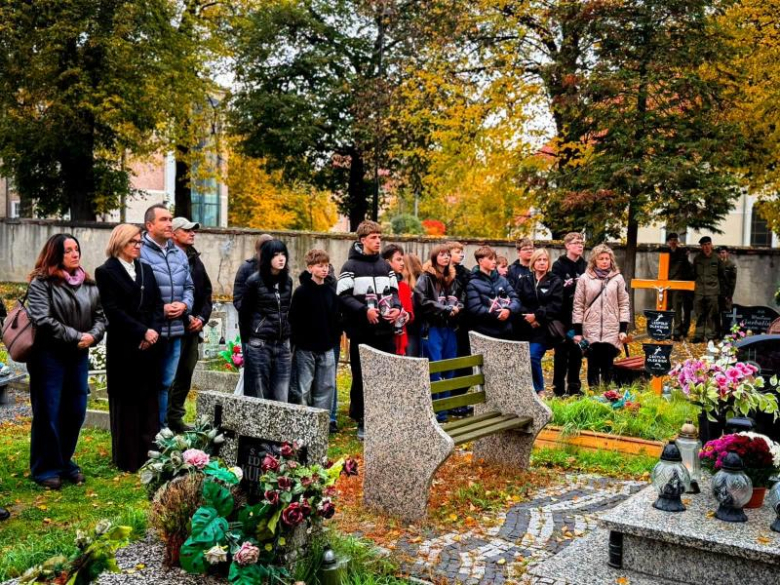 Zapalili znicze na 50 grobach. Uczcili pamięć kombatantów i powstańców warszawskich