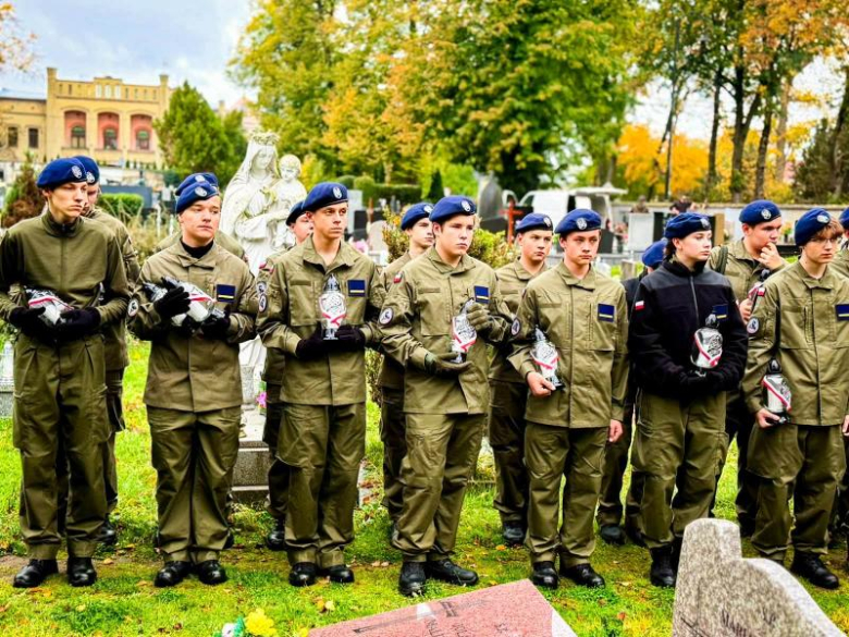 Zapalili znicze na 50 grobach. Uczcili pamięć kombatantów i powstańców warszawskich