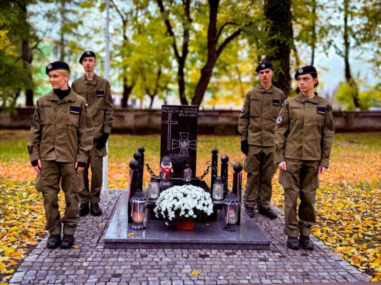 Zapalili znicze na 50 grobach. Uczcili pamięć kombatantów i powstańców warszawskich