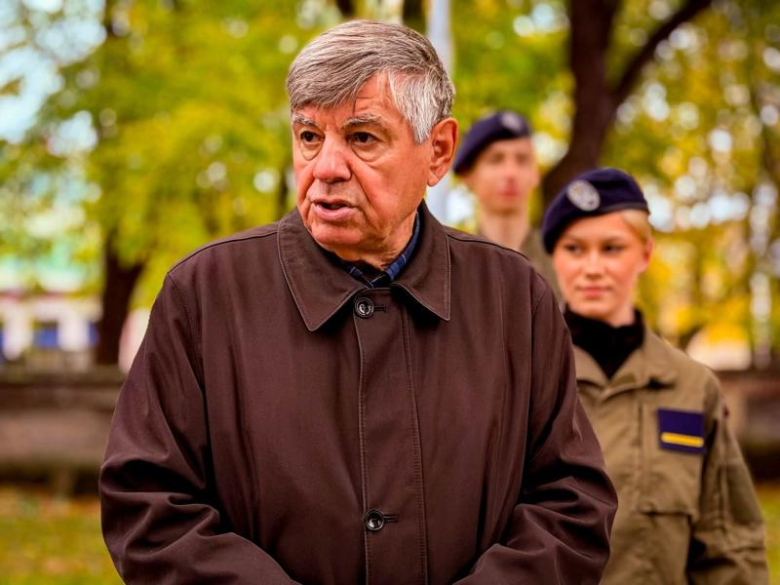 Zapalili znicze na 50 grobach. Uczcili pamięć kombatantów i powstańców warszawskich