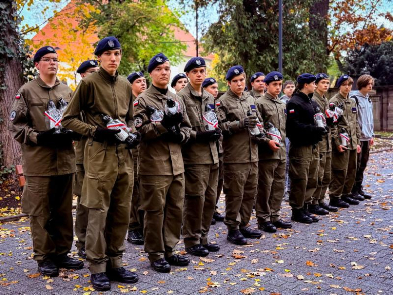 Zapalili znicze na 50 grobach. Uczcili pamięć kombatantów i powstańców warszawskich