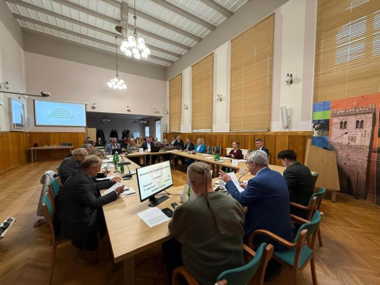 Hałas przy ul. Przemysłowej, plany Wód Polskich i apel o budowę S46. O czym debatowała rada powiatu?