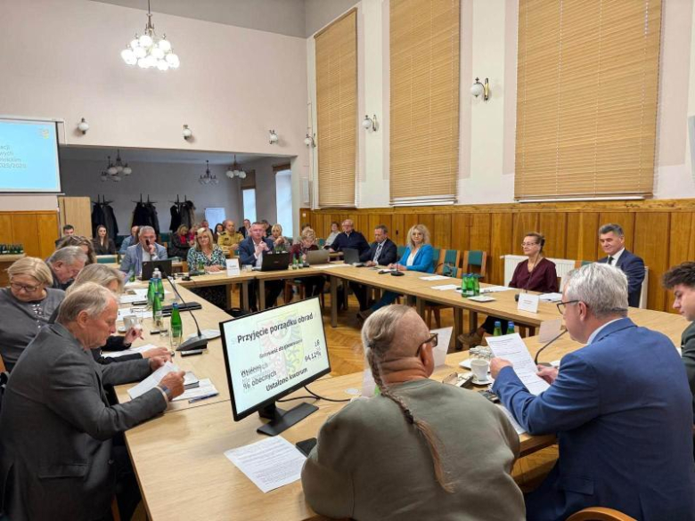 Hałas przy ul. Przemysłowej, plany Wód Polskich i apel o budowę S46. O czym debatowała rada powiatu?