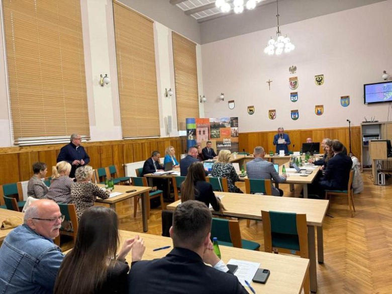 Hałas przy ul. Przemysłowej, plany Wód Polskich i apel o budowę S46. O czym debatowała rada powiatu?
