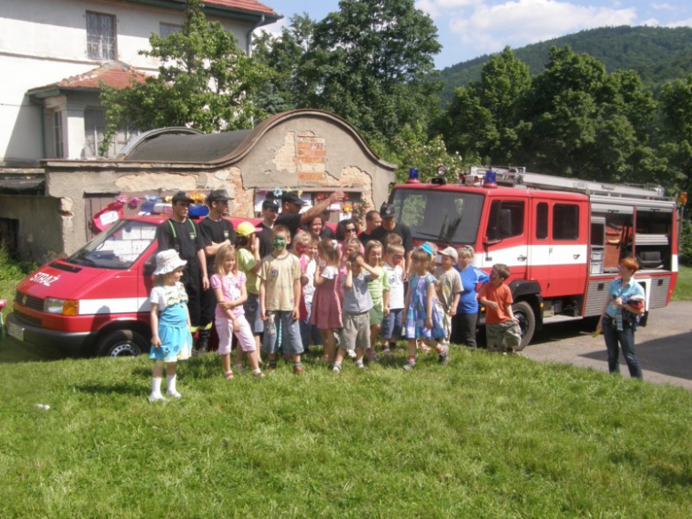 Pokaz strażacki w wykonaniu OSP Bardo dla dzieci z przedszkola