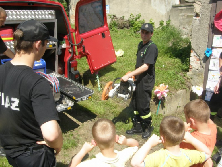 Pokaz strażacki w wykonaniu OSP Bardo dla dzieci z przedszkola