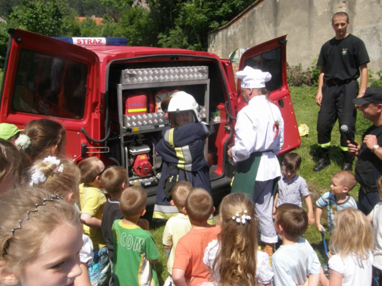 Pokaz strażacki w wykonaniu OSP Bardo dla dzieci z przedszkola