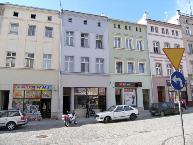 Rynek pięknieje, latarnie nadal straszą