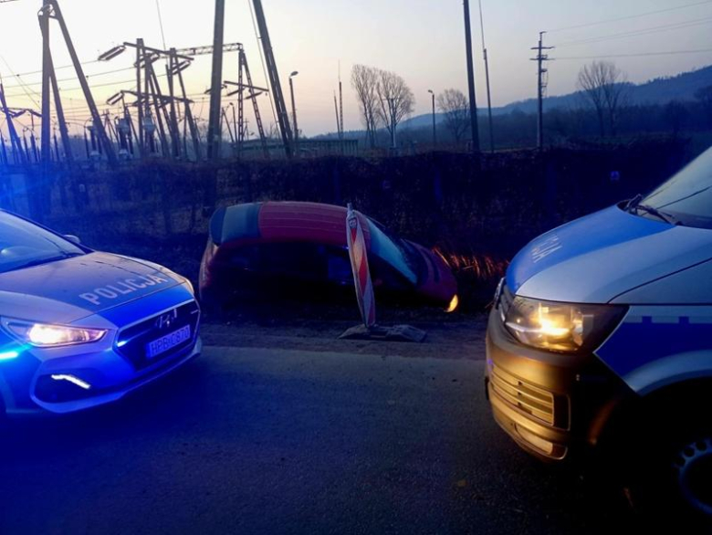 Nietrzeźwy kierowca z podrobionym prawem jazdy wjechał do rowu w Przyłęku