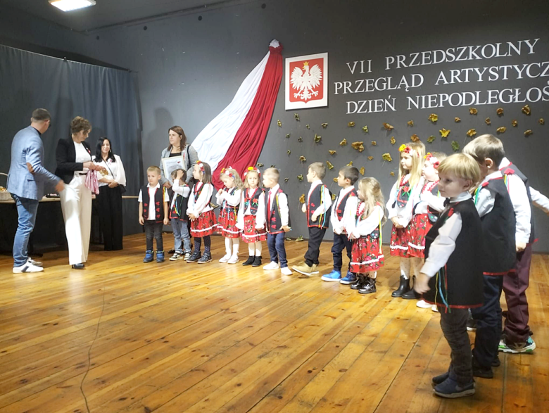 Akademia z okazji Dnia Niepodległości w wykonaniu przedszkolaków z gminy Stoszowice