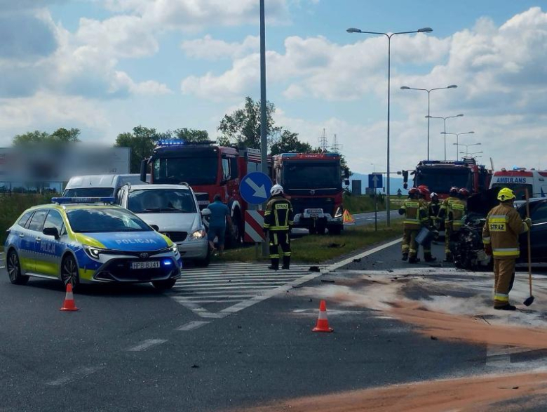 Zderzenie dwóch samochodów na skrzyżowaniu małej obwodnicy Ząbkowic Śląskich. LPR w akcji