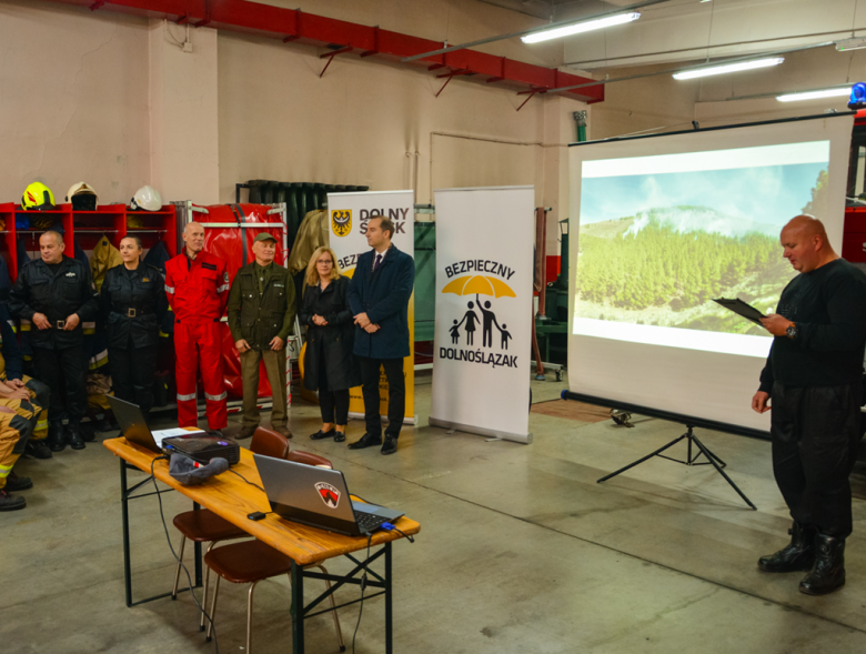 Kilkugodzinne zajęcia uczyły również pracy w zespole z wykorzystaniem podręcznego sprzętu gaśniczego i dawały możliwość wymiany doświadczeń i rozwiązań stosowanych w różnych grupach zawodowych